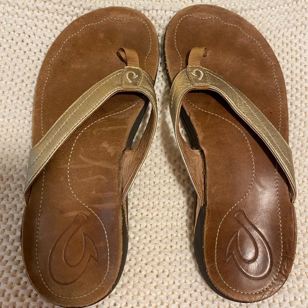 Size 6 OluKai gold metallic flip flops. Great condition.